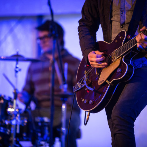 Band auf Bühne 2 Musiker