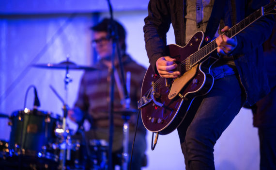 Band auf Bühne 2 Musiker