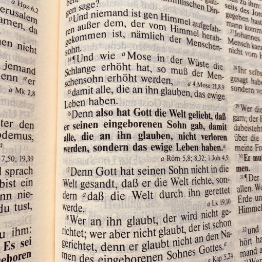 aufgeschlagene Bibel mit Johannes 3,16