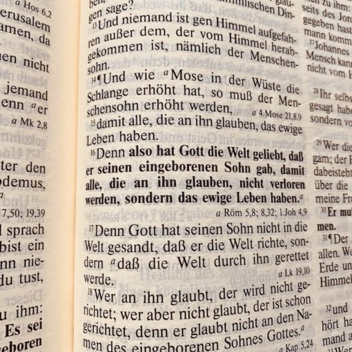 aufgeschlagene Bibel mit Johannes 3,16