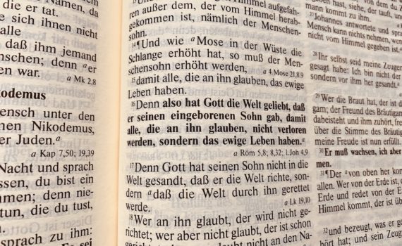 aufgeschlagene Bibel mit Johannes 3,16