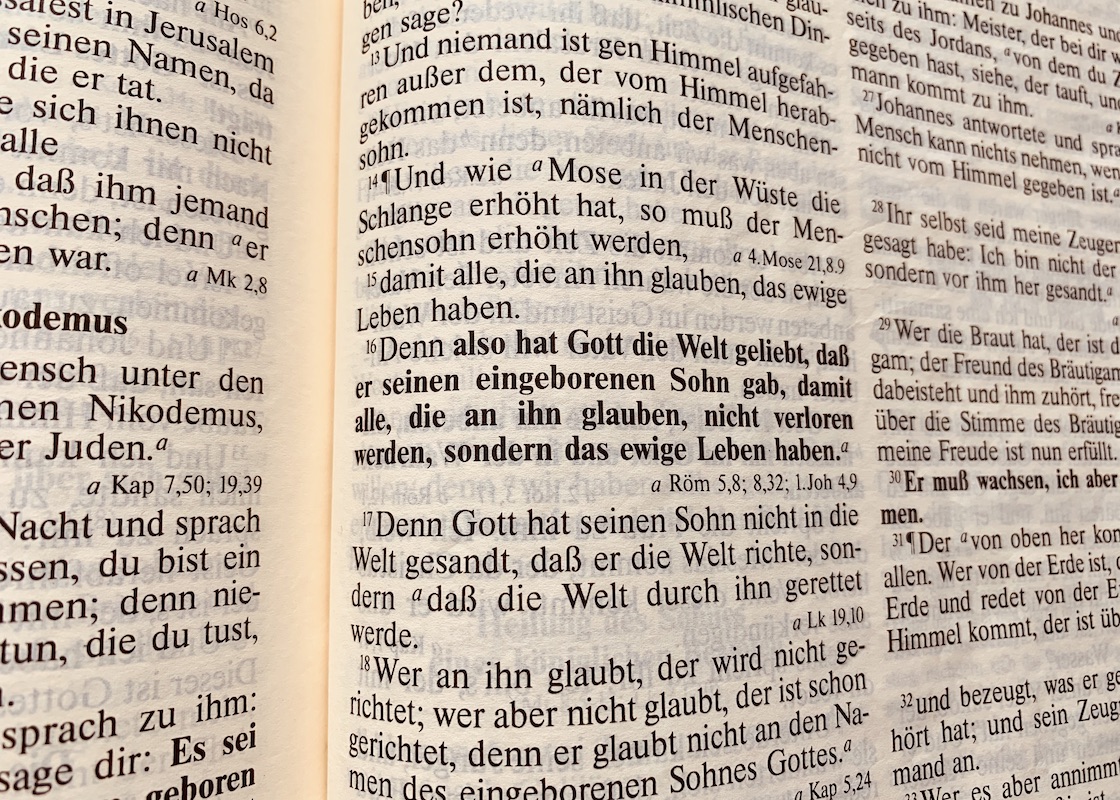 aufgeschlagene Bibel mit Johannes 3,16