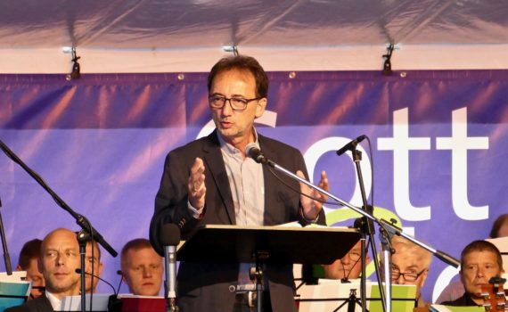 Vortrag von Lutz Scheufler während Gott ERlebt-Zelttag