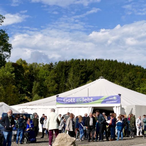 Besucher vor Gott ERlebt-Zelt