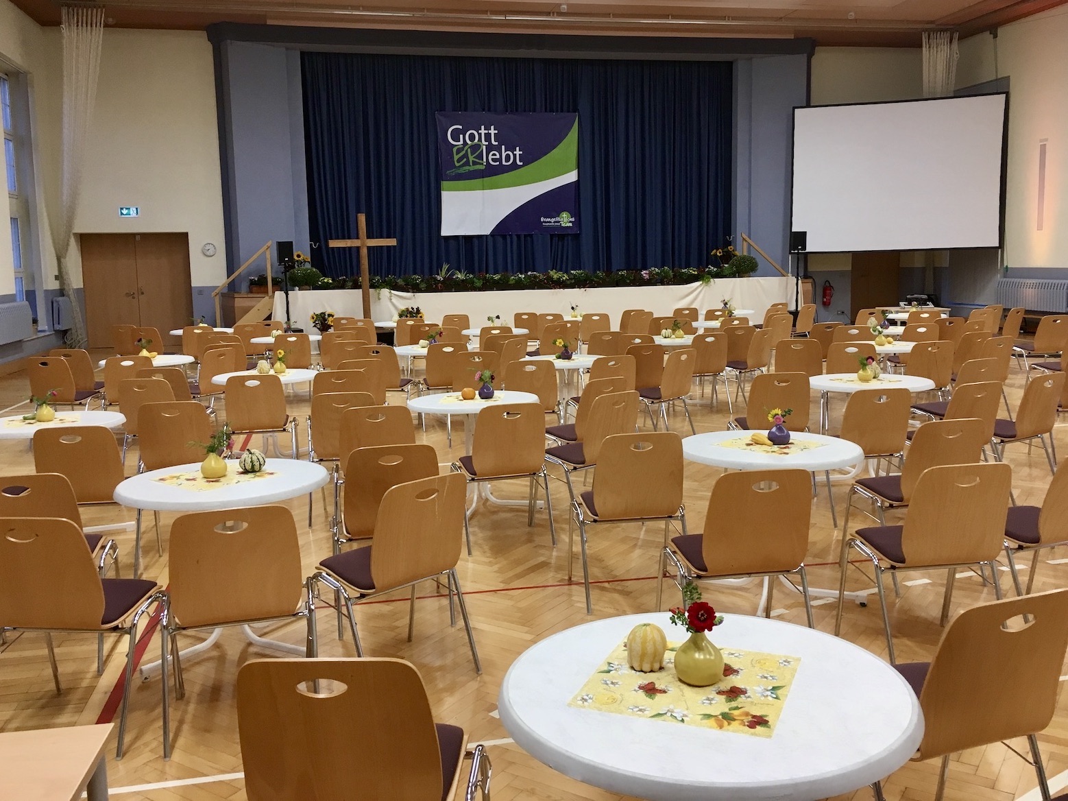 Foto leerer Saal vor Gott ERlebt-Veranstaltung