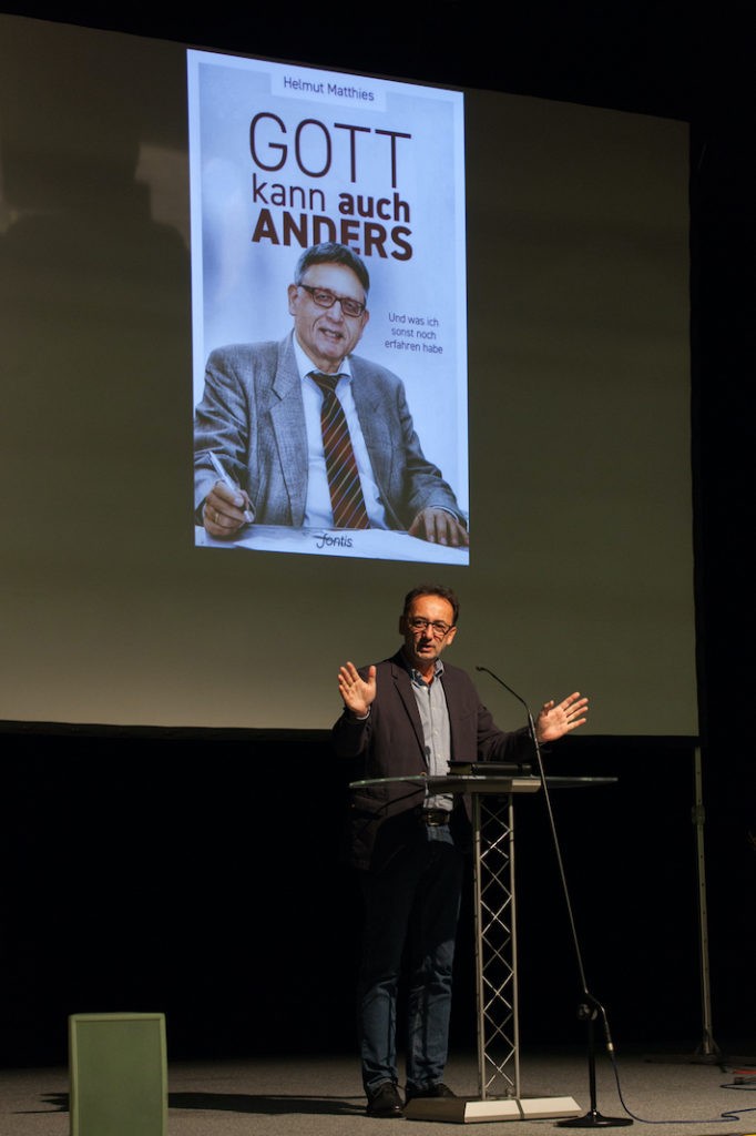 Lutz Scheufler stellt Buch "Gott kann auch anders" von Helmut Matthies vor