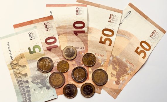 Foto Euro-Geldscheine und Euro-/Cent-Münzen