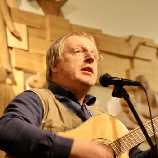 Michael Kaufmann mit Gitarre