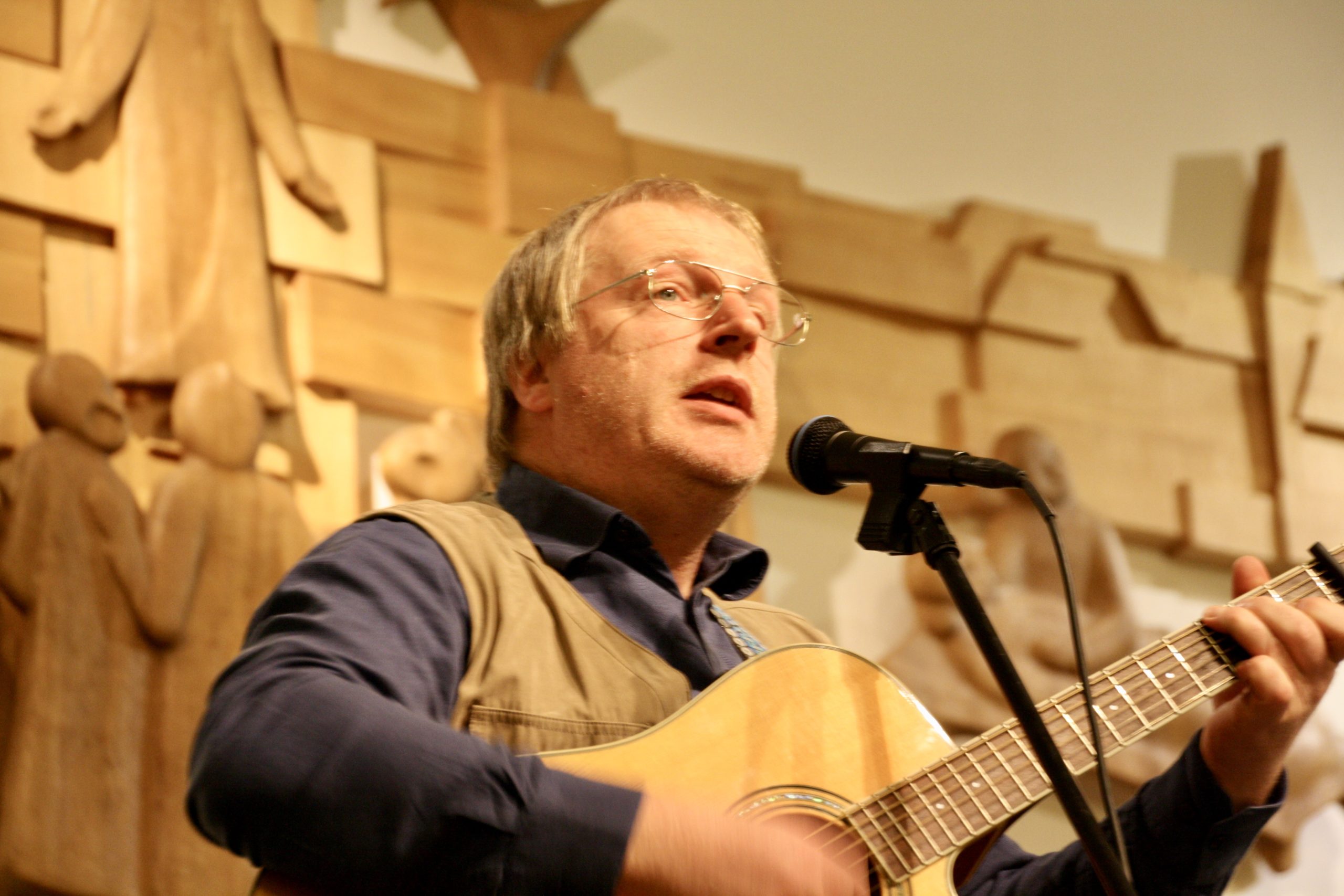 Michael Kaufmann mit Gitarre