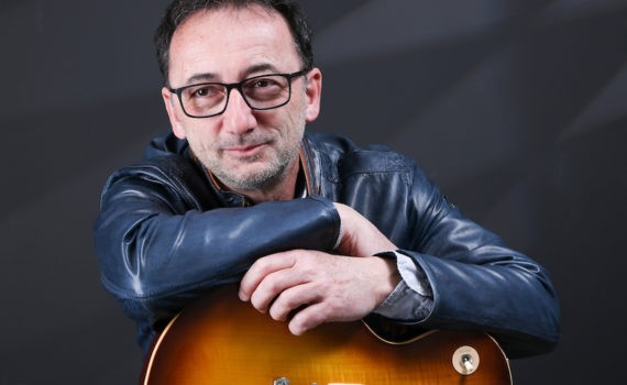 Lutz Scheufler mit Gitarre