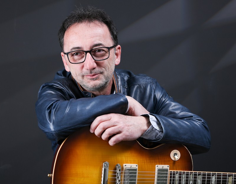 Lutz Scheufler mit Gitarre