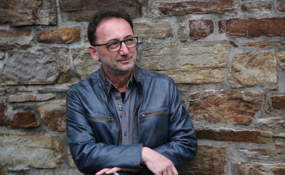 Lutz Scheufler vor Hauswand