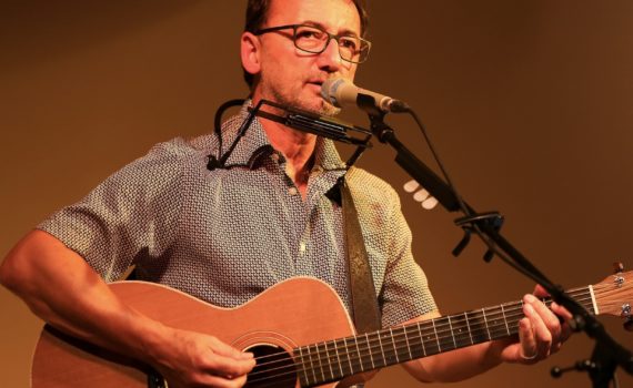 Lutz Scheufler mit Gitarre