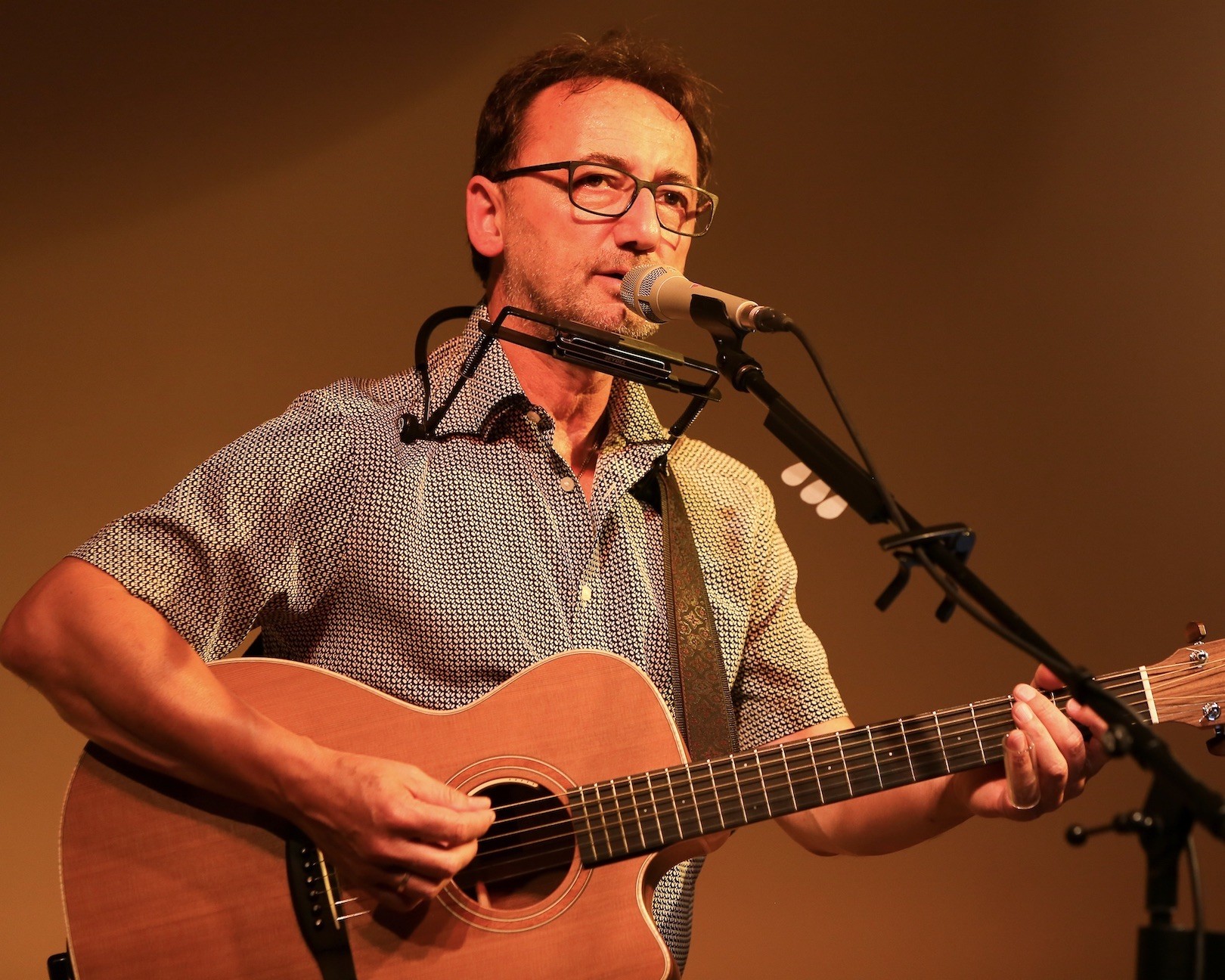Lutz Scheufler mit Gitarre