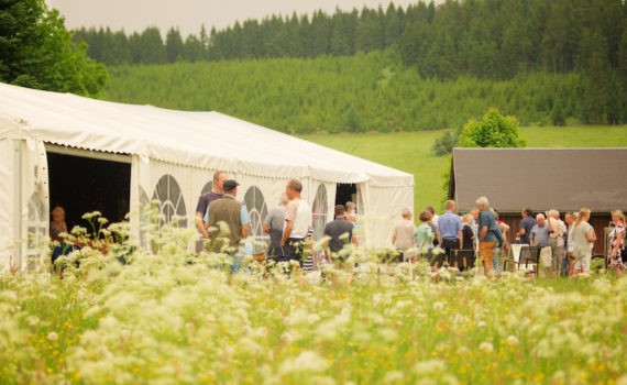 GottERlebt-Zelt und Besucher auf Wiese