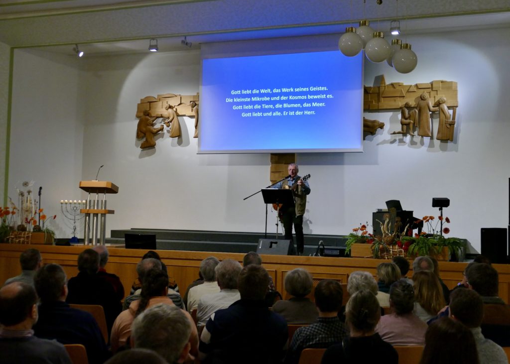 Michael Kaufmann mit Gitarre Chemnitzer Bibelseminar 2023