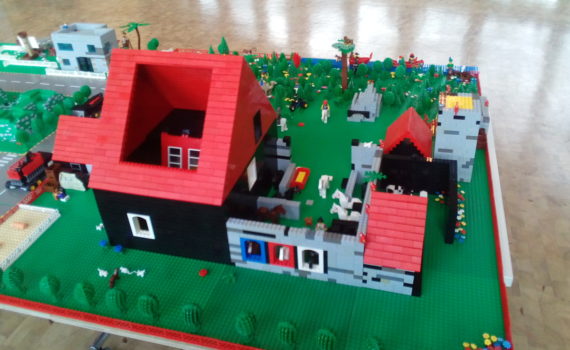 Haus und mehr gebaut mit Lego-Steinen