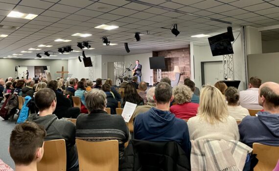 Friedensgebete vor Bauernprotesten: Blick ins Gemeindezentrum der Stadtkirche Limbach-Oberfrohna