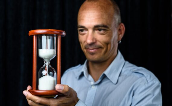 Foto Andreas Riedel mit "Gospel Magic"-Sanduhr fokussiert