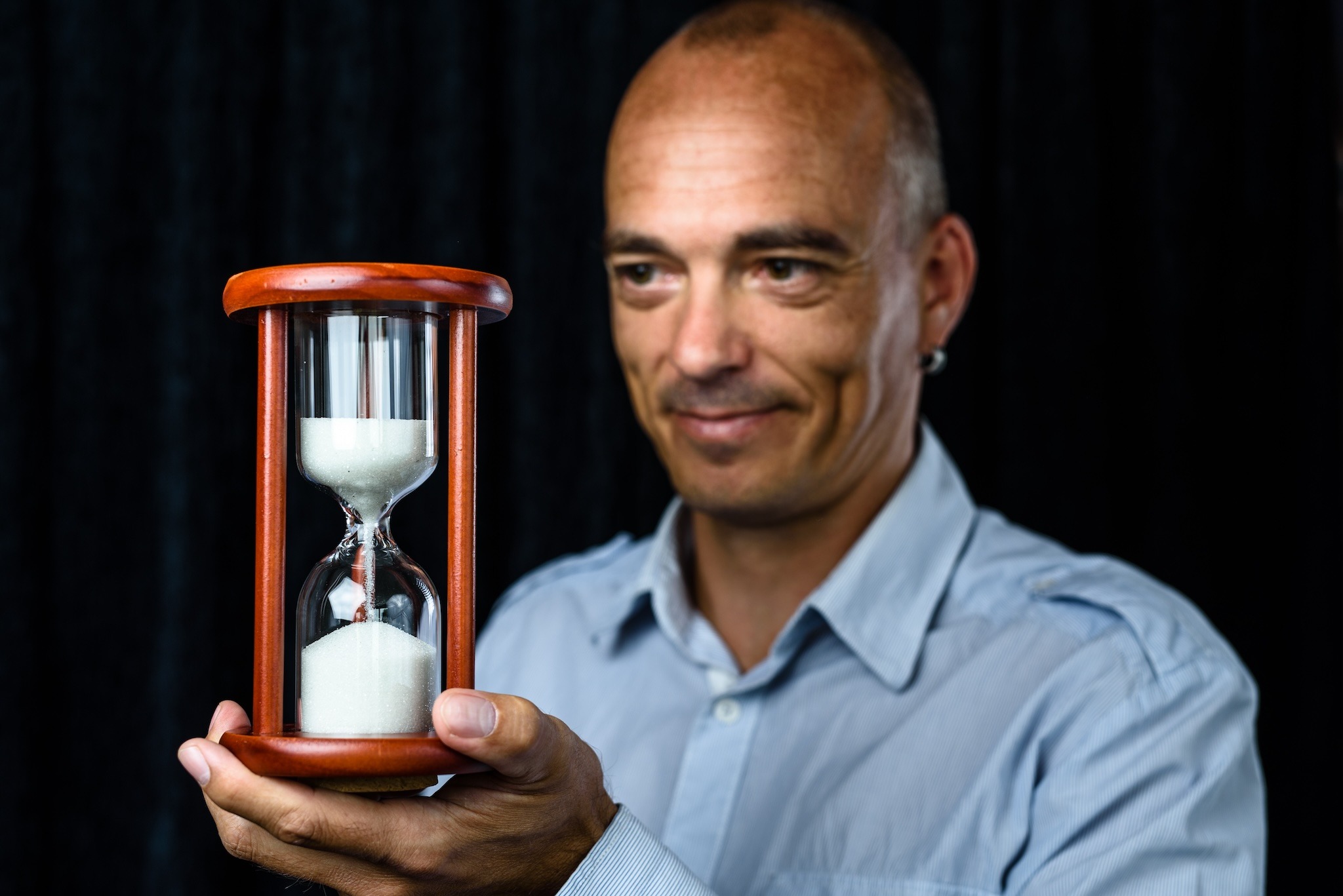 Foto Andreas Riedel mit "Gospel Magic"-Sanduhr fokussiert