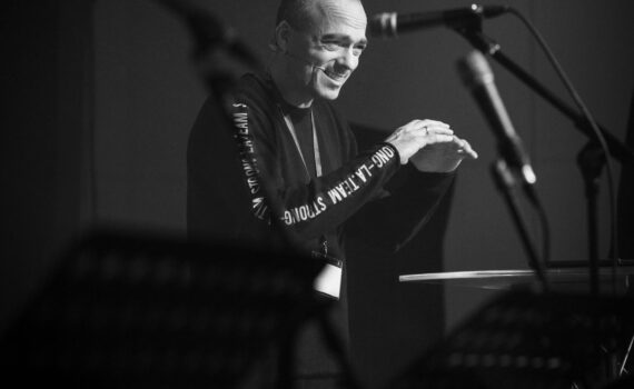 Foto s/w Andreas Riedel am Rednerpult