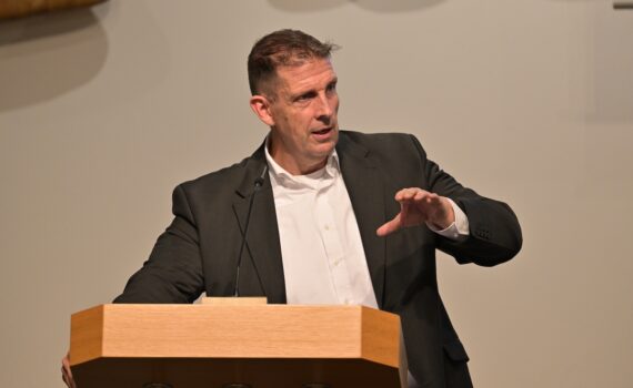 Chemnitzer Bibelseminar 2025 5 Pastor Olaf Latzel am Rednerpult