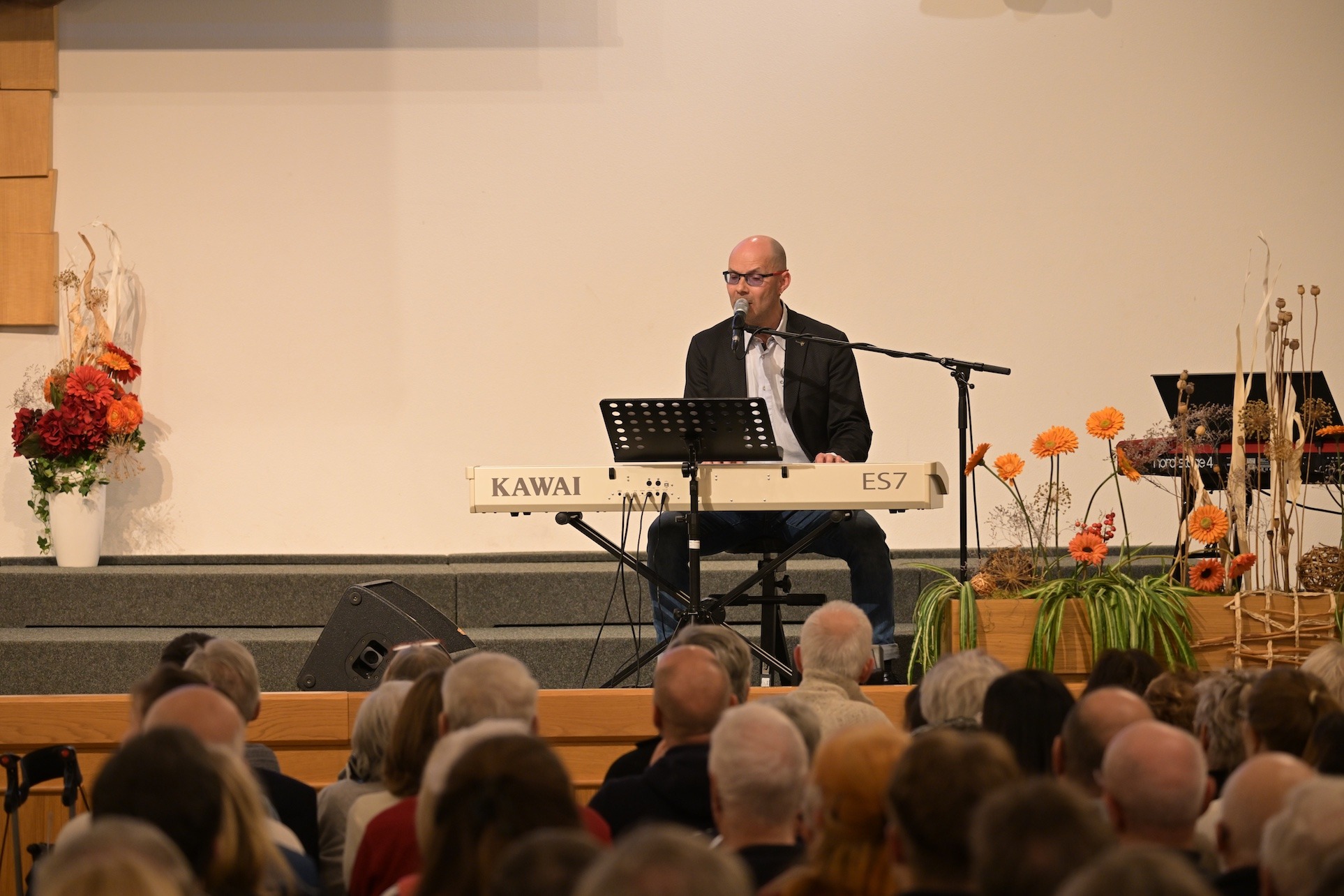 Ronny Neumann am Keyboard während des Chemnitzer Bibelseminars 2025