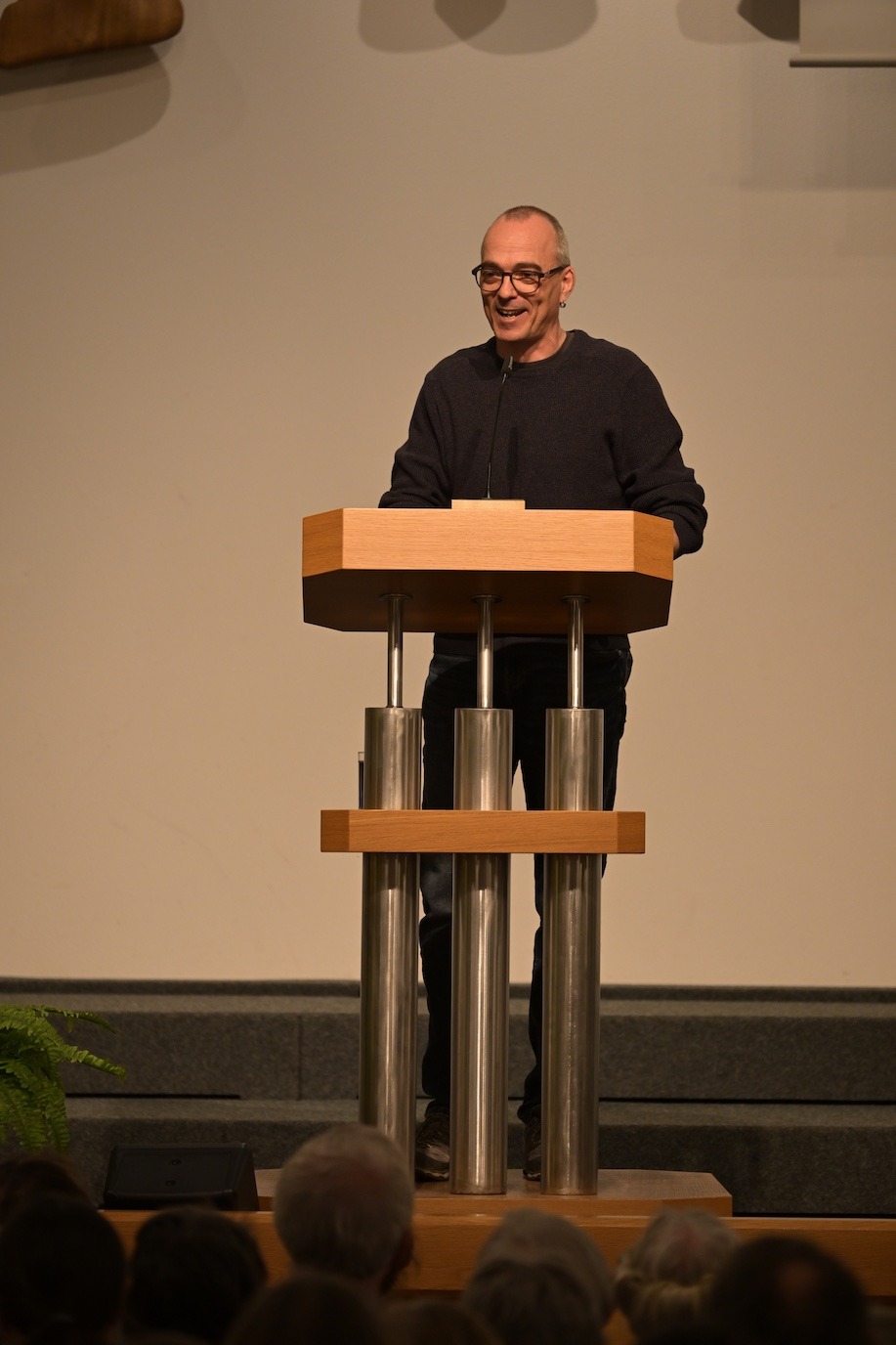 Andreas Riedel am Rednerpult während des Chemnitzer Bibelseminars 2025