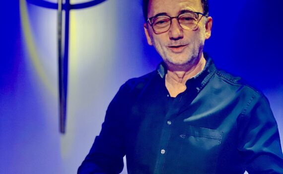 Foto Lutz Scheufler am Rednerpult während einer Veranstaltung