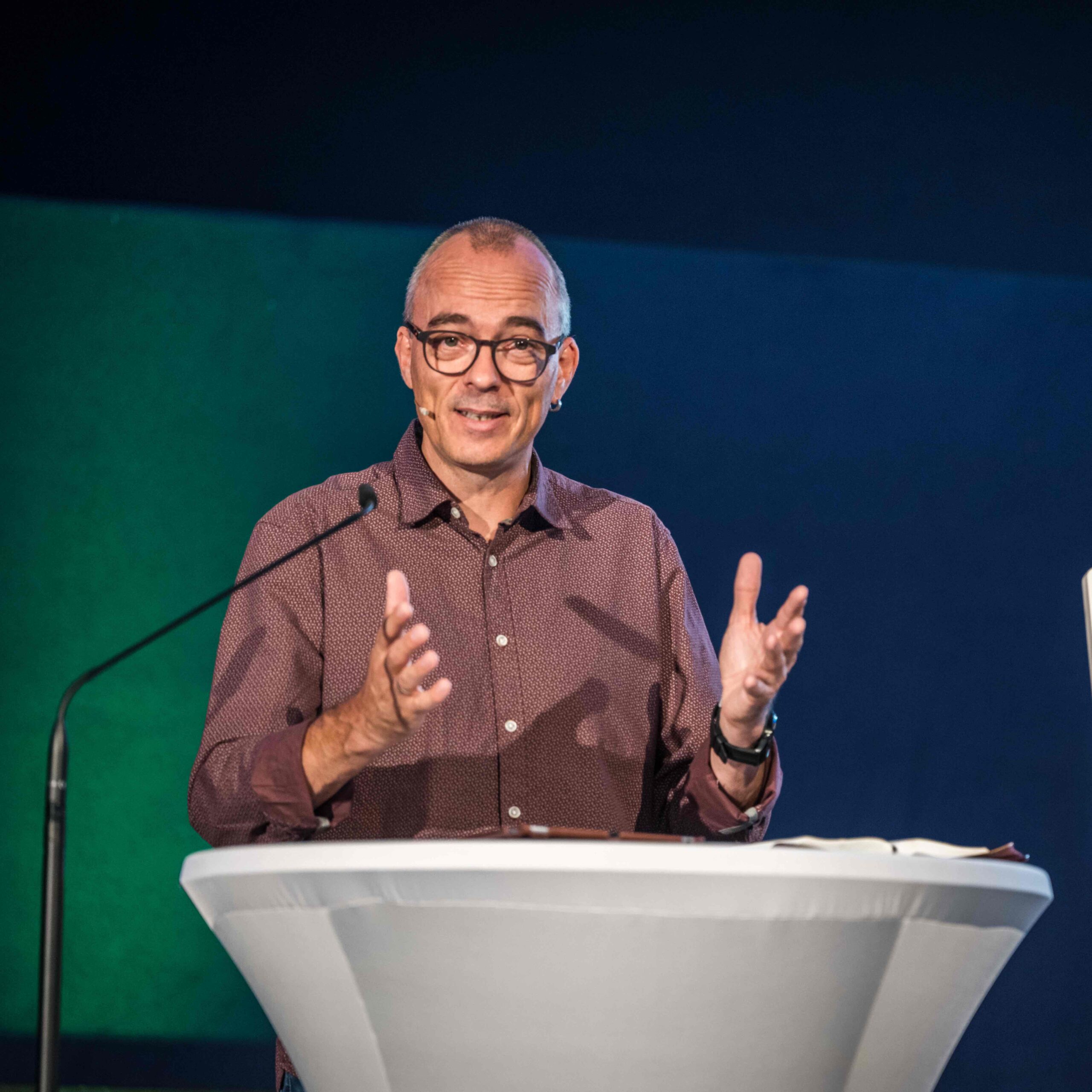 Andreas Riedel hält einen Vortrag