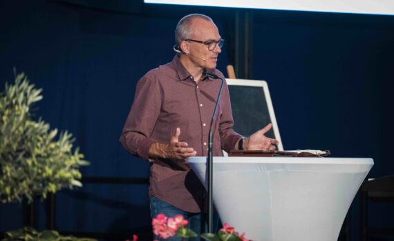 Andreas Riedel hält einen Vortrag