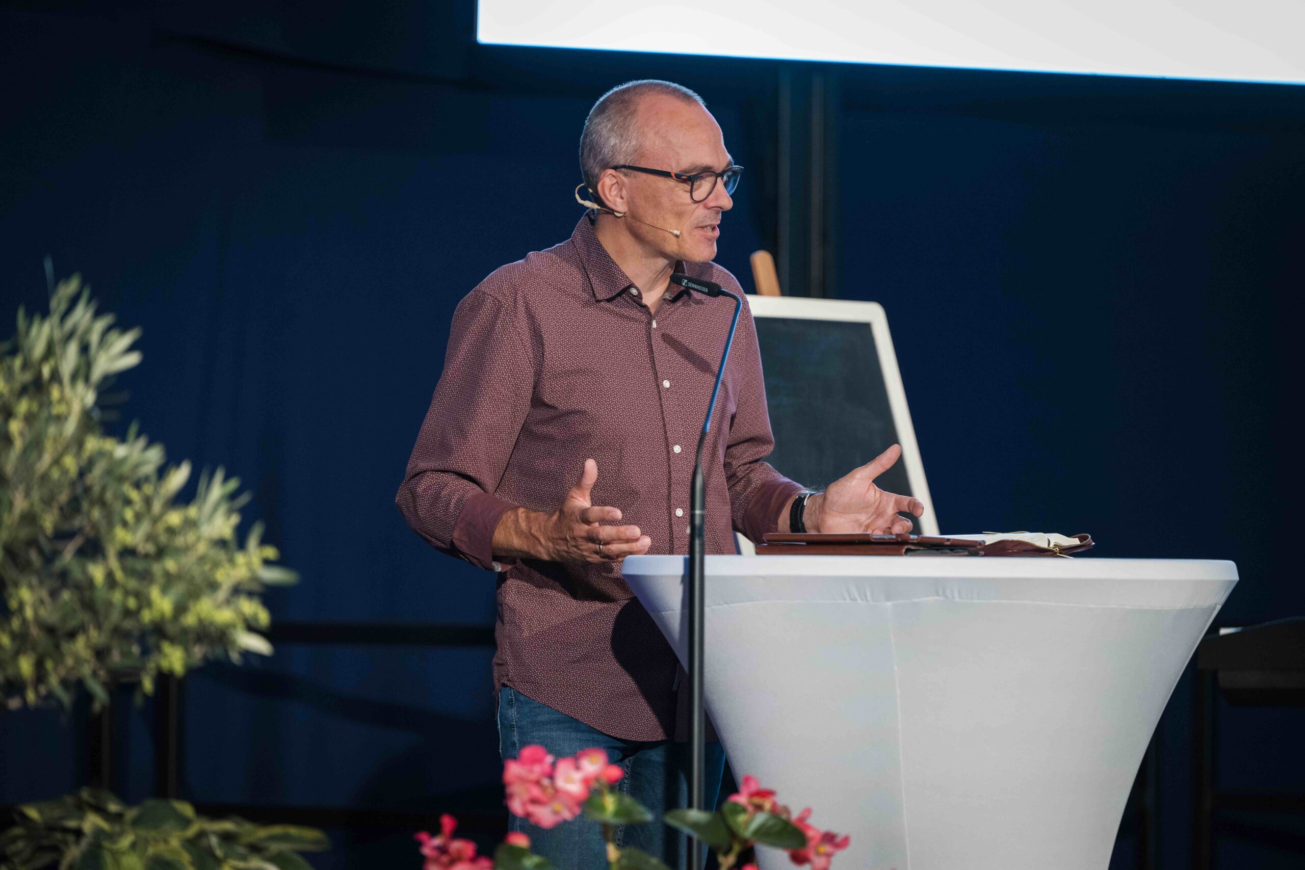 Andreas Riedel hält einen Vortrag