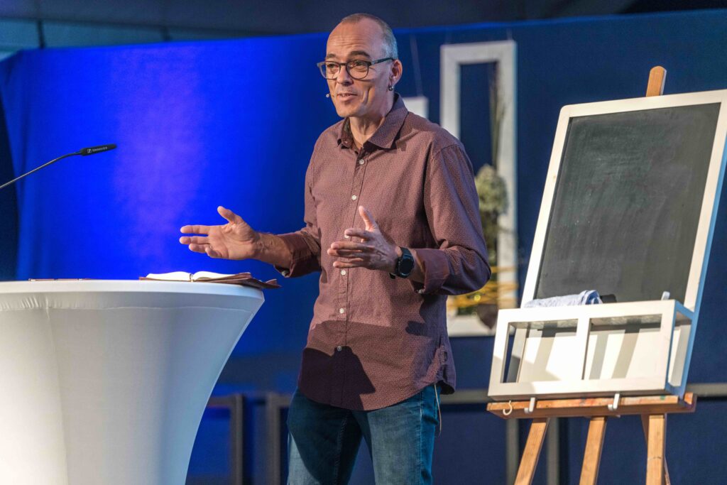 Andreas Riedel hält einen Vortrag