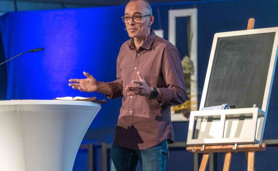Andreas Riedel hält einen Vortrag