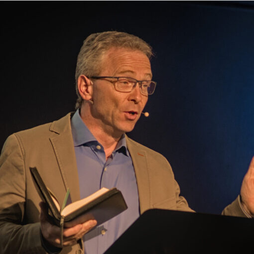 WAHRHEIT vs. LÜGE 5 Guntram Wurst hält einen evangelistischen Vortrag
