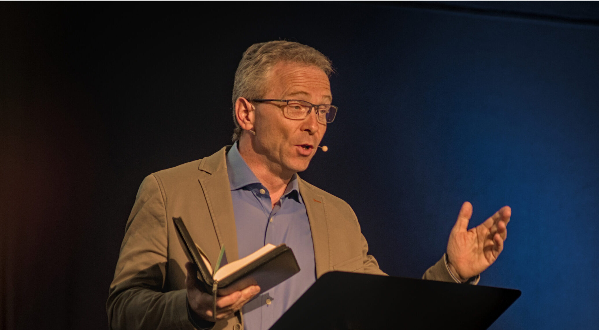 Guntram Wurst hält einen evangelistischen Vortrag