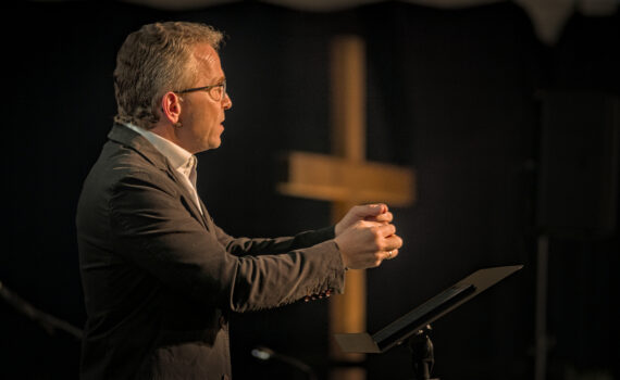 Guntram Wurst hält einen evangelistischen Vortrag