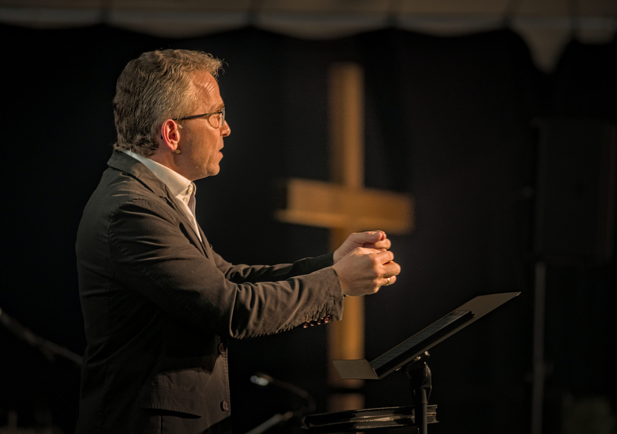 Guntram Wurst hält einen evangelistischen Vortrag