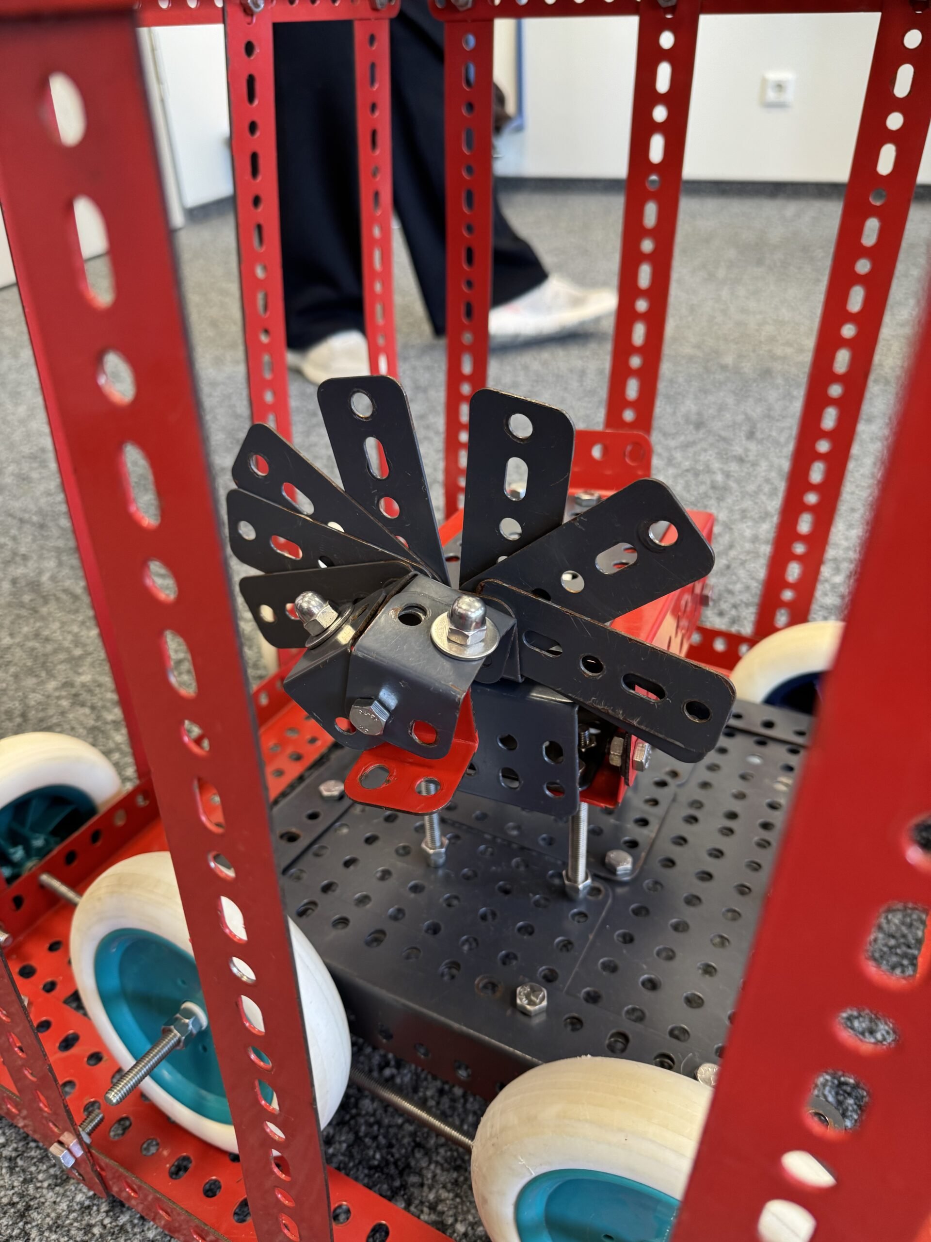 Schulungstag Metallbaukasten: Konstruktion mit Rädern und Propeller